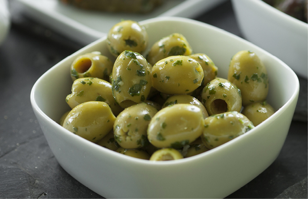 Grüne Oliven, mariniert mit Knoblauch und Petersilie - AD Fine Dine